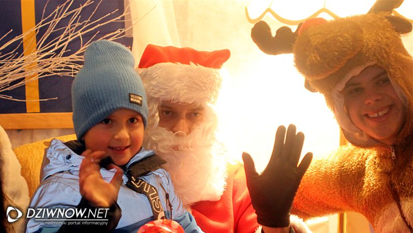 Mikołaj zaskoczył dzieci na Jarmarku w Dziwnowie