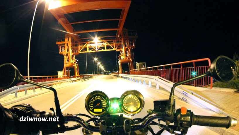 Nocne wyścigi na moście w Dziwnowie