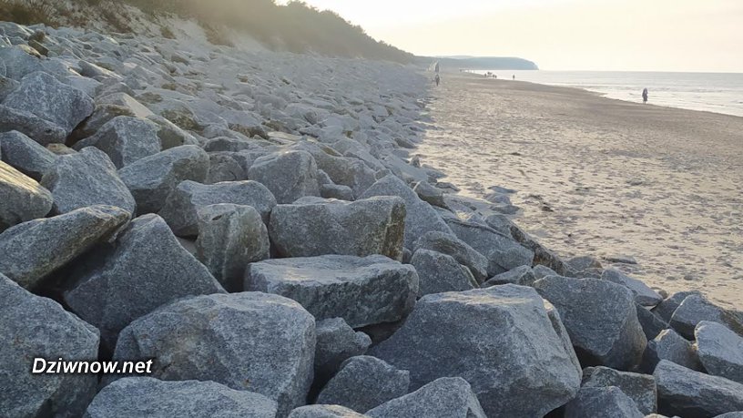 Plaża Międzywodzie i rozgrzane skały.