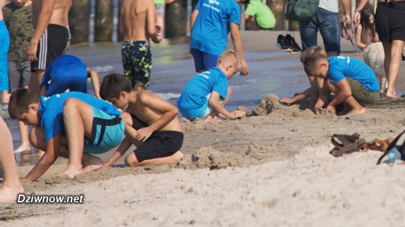Budowanie zamków z piasku to atrakcja dla dzieci na plaży. 
